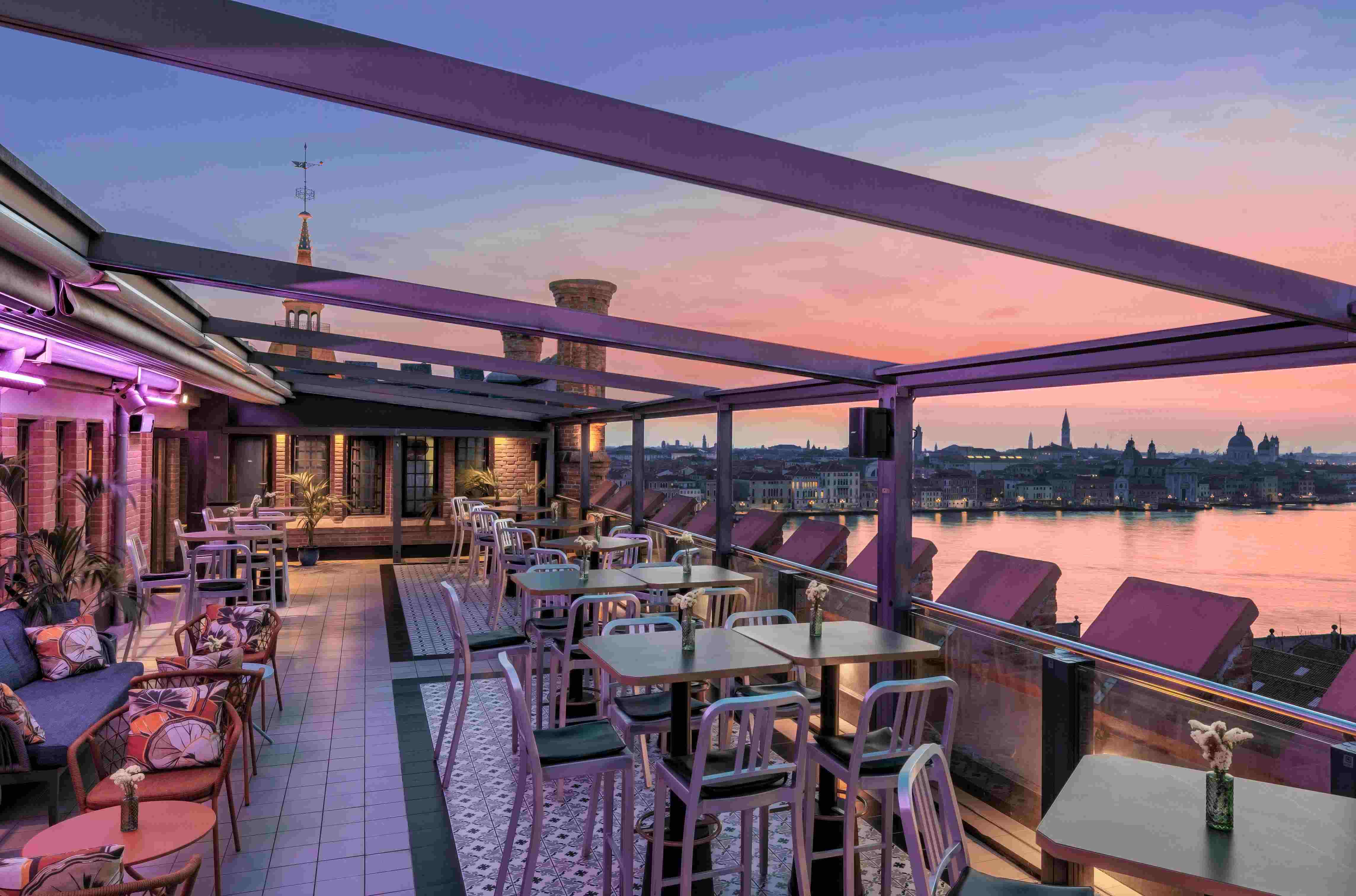 Si rinnova lo Skyline Rooftop Bar dell’Hilton Molino Stucky Venice ...