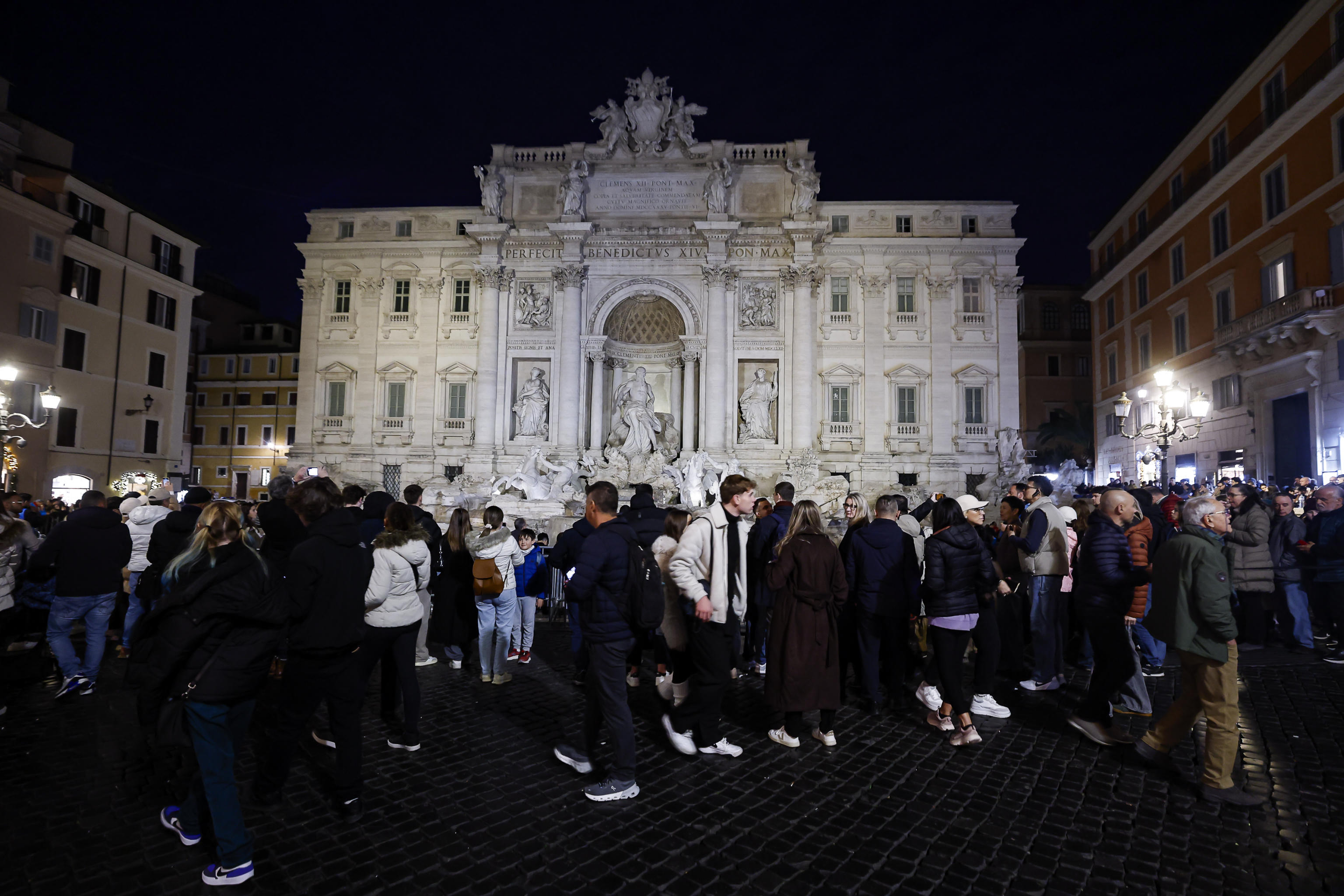Fontana di Trevi: scatta il ticket di 2 euro per i turisti - Travelnostop